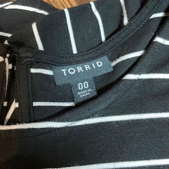 Torrid women’s plus size short sleeve top. Size 00. - Picture 2 of 7